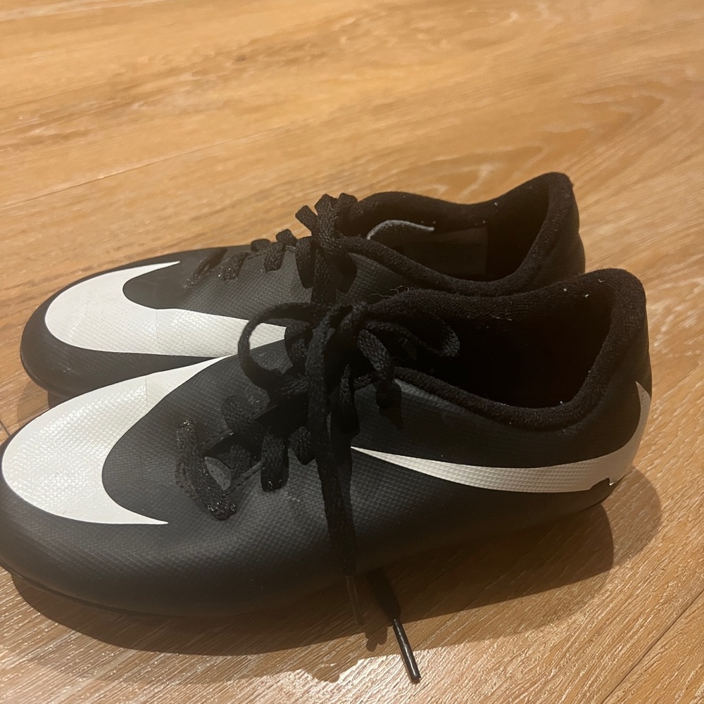 Nike Soccer shoes for boys, Size 1Y